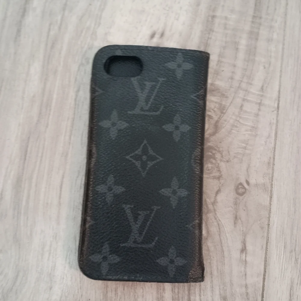 Louis Vuitton elegant louis